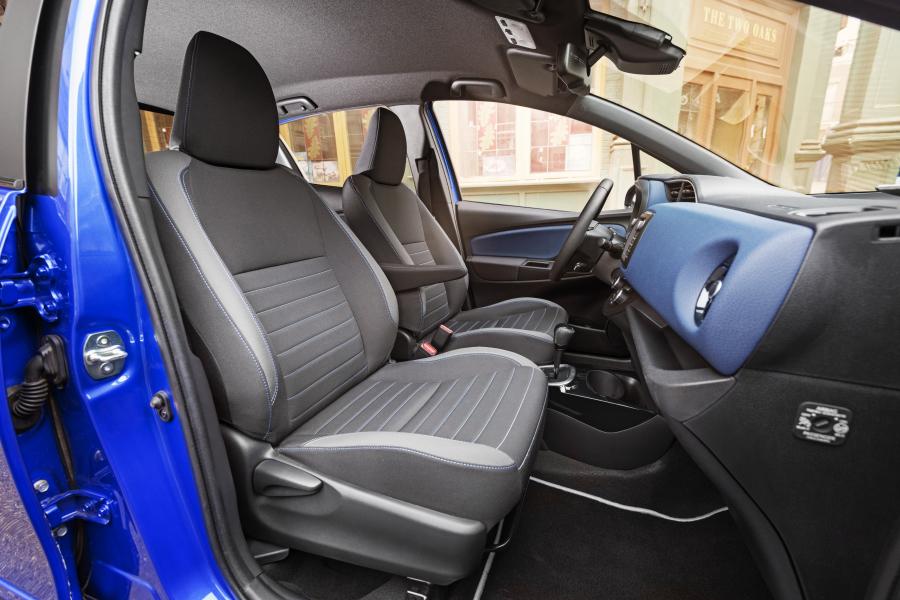 Интерьер Toyota Yaris Hybrid Bi-Tone 2017 года  (фото 12 из 42)